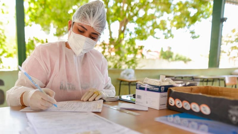 Profissional de saúde durante testagem em Goiânia. A partir desta quinta-feira (6/1), prefeitura passa a fazer aproximadamente 2 mil testes por dia | Foto: Jucimar Sousa