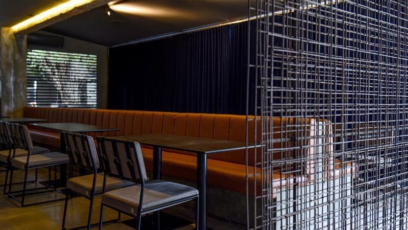 Ambiente do novo endereço do Zimbro Cocktails, em Goiânia. Local ganhou novo cardápio de drinks e de gastronomia | Foto: Divulgação