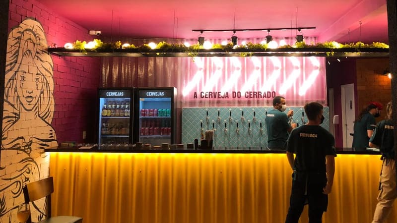 Colombina Gastropub, no Setor Marista, em Goiânia. Local oferece um chope gratuitamente para quem estiver com vacinação completa contra a Covid-19 | Foto: Paula Falcão