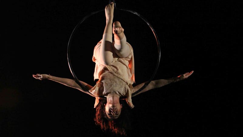 Artista circense durante apresentação. Programação de comemoração dos 10 anos terá, além de lives, oficinas e espetáculos, apresentação de filme e lançamento de documentário | Foto: Gabriela Lys