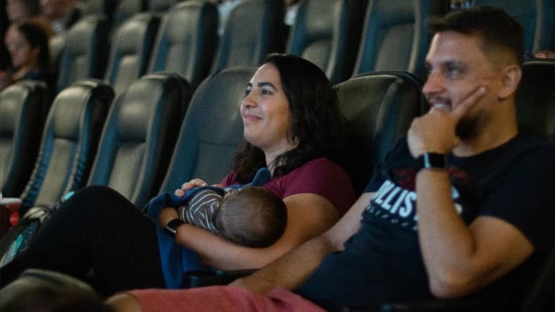 Pais no CineMaterna, em Goiânia, antes da pandemia da Covid-19. Sessões são especialmente preparadas para receber mães e pais acompanhados de pequeninos com até 18 meses de idade | Foto: Divulgação