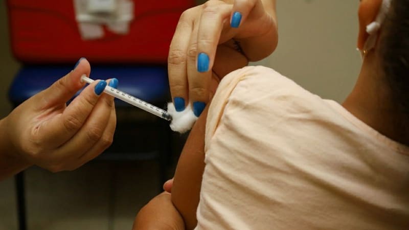 Criança tomando vacina contra a Covid-19 em Goiânia. Serão disponibilizados 13 postos exclusivos para atendimento a este público. | Foto: SMS Goiânia