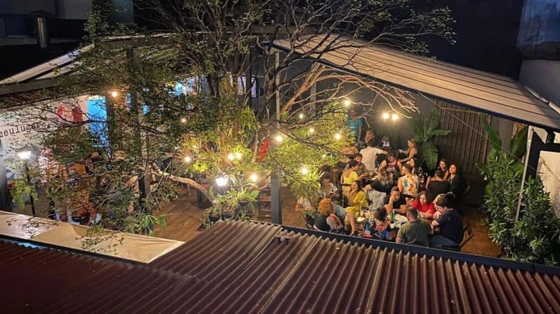 Área do Est Comedoria. Local tem chopes, drinks e algumas opções de petiscos | Foto: Divulgação/Instagram
