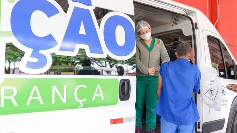 Homem é vacinado em van da VacinAção, da prefeitura de Goiânia. Atndimento em todos os dias é das 8h às 17h | Foto: Jucimar Sousa
