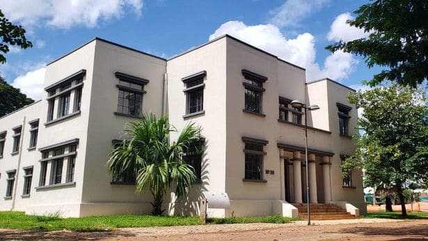 Antiga Chefatura da Polícia, na Praça Cívica, em Goiânia, já restaurada. Prédio é de 1937, e um dos primeiros feitos em Art Déco | Foto: Déborah Souto
