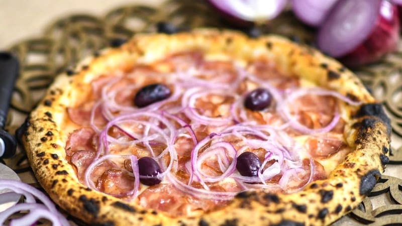 Pizza de Calabresa da Artesano, feita com massa de fermentação natural. Além disso, local oferece sabores tradicionais italianos | Foto: Reprodução Instagram/Layza Vasconcelos