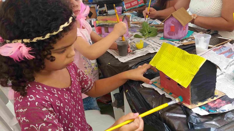 Criança participa de oficina de artesanato em edição anterior da Goiânia Mostra de Artesanato. Edição de 2022 acontece na Casa do Turismo, no Centro de Goiânia | Foto: Divulgação