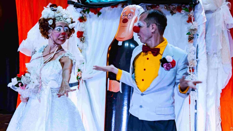 Casal Carolina Galgane e João Vicente, que encenam o espetáculo Luna de Miel. Apresentações acontecem nos dias 2 e 3 de abril | Foto: Flávia Naox