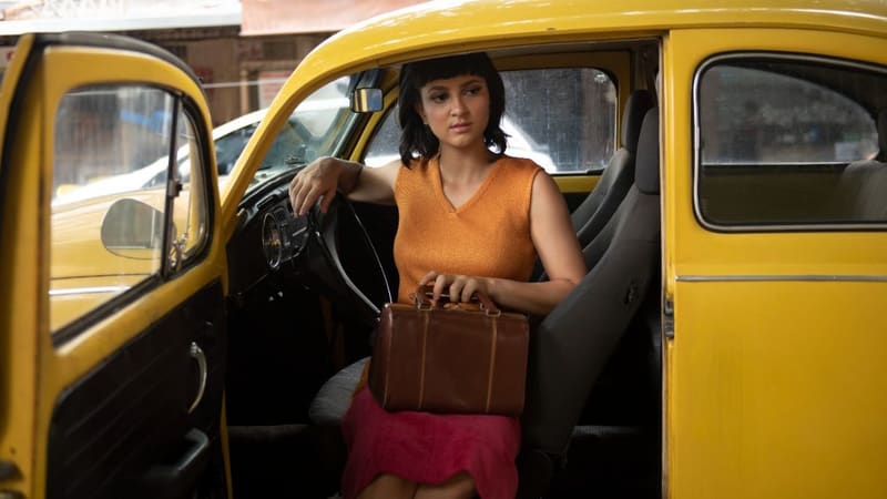 Modelo com roupas encontradas no guarda-roupa dos anos 50/60 de Zilca Rodrigues Lima | Foto: Divulgação