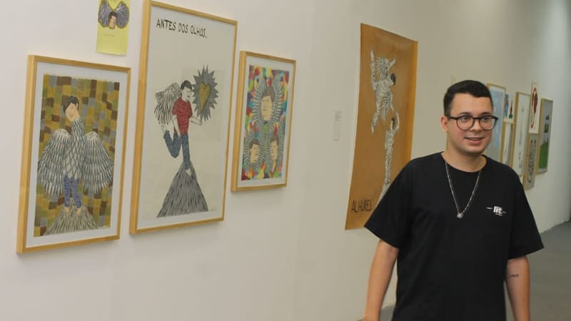 Artista Estêvão Parreiras, que faz a individual “Maxilar apertado o dia inteiro... Mesma coisa que mastigar pedras...”, do artista, que reúne obras produzidas entre 2018 e 2022 | Foto: Léo Iran