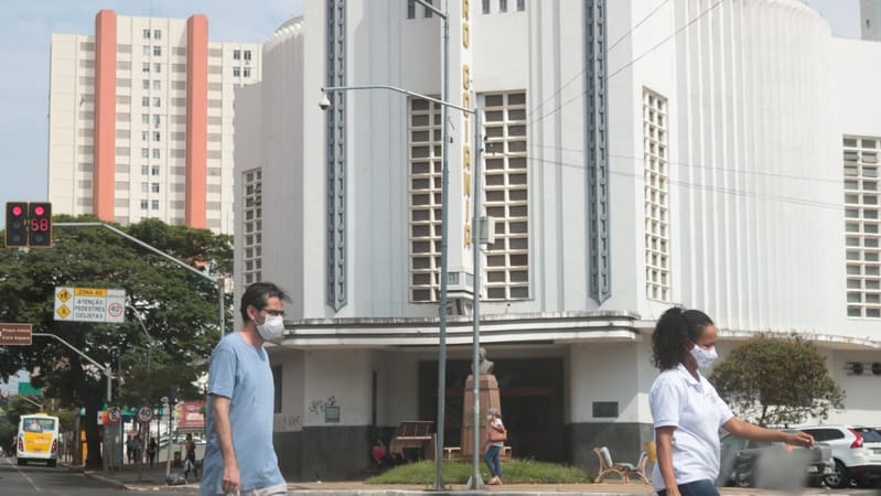 Pessoas andando de máscara no Centro de Goiânia. Nota recomenda liberação em municípios que tenham a cobertura vacinal com esquema primário maior ou igual a 75% na população de 5 anos e mais | Foto: Carla Falcão