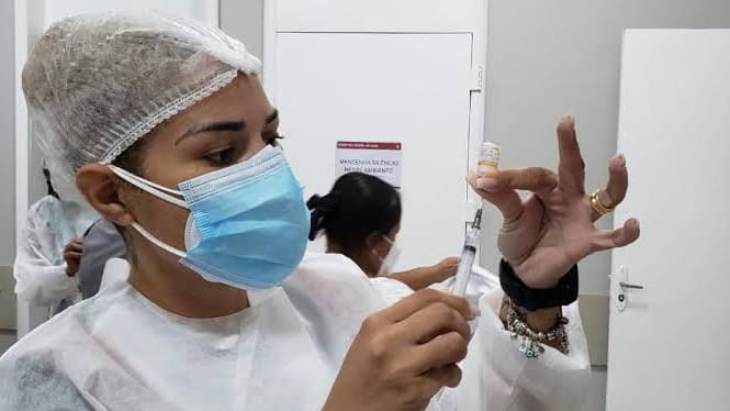 Trabalhadora da saúde em Goiânia. Segundo a Secretaria Municipal de Saúde, 83,5% da população com mais de 5 anos já tomou a primeira dose da vacina | Foto: Jucimar Sousa