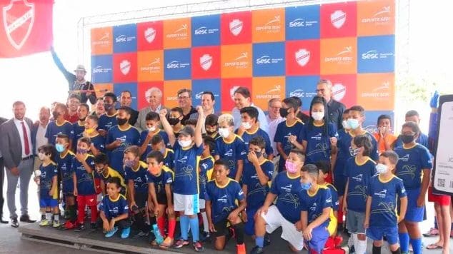 Crianças durante o lançamento do projeto Esporte Sesc em Ação, no Estádio Onésio Brasileiro Alvarenga, em Goiânia | Foto: Fernando Brito / Vila Nova F.C.