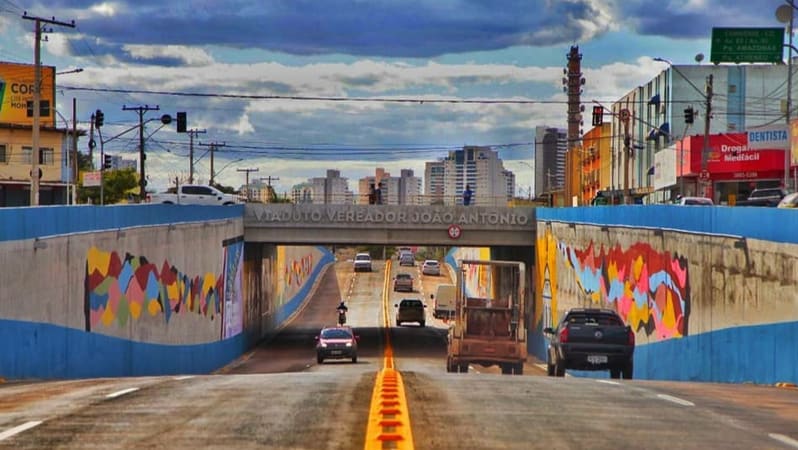 Viaduto com grafites em Aparecida de Goiânia. Prefeito do município, Gustavo Mendanha, tem até 15 dias para sancionar Projeto de Lei que desobriga o uso de máscaras na cidade | Foto: Ênio Medeiros