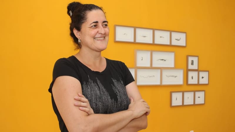 A artista Flavia Fabiana, que faz sua primeira exposição individual em Goiânia | Foto: Léo Iran