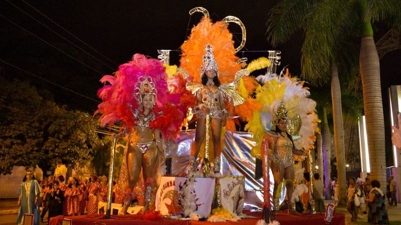 Desfile de escola de samba em Goiânia. Capital terá carnaval durante o feriado de Tiradentes | Foto: Secom Goiânia