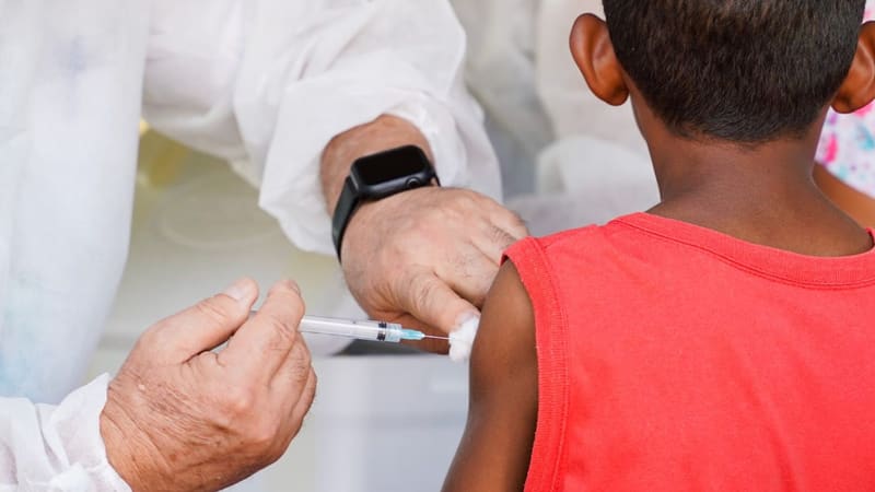 Criança é vacinada. Governo de Goiás, em parceria com municípios, realiza Dia D de vacinação contra o sarampo e a influenza  Foto: SES-GO