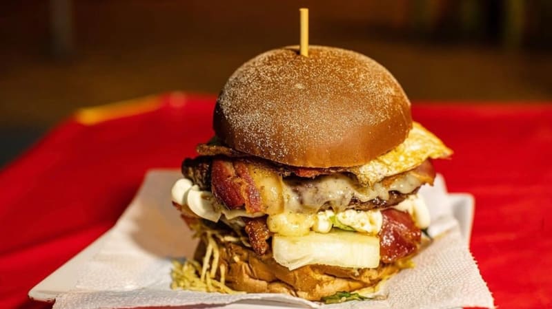 Hamburguer do Sanduway, pit-dog ganhador da primeira edição do Festival Burger Time em Goiânia, em 2019 | Foto: Reprodução Instagram