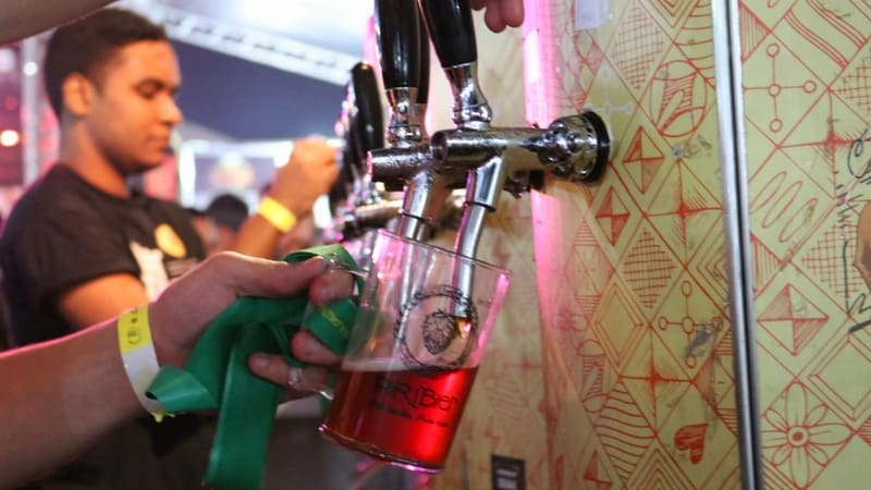 Chope é servido em edição anterior do Piribier. Evento acontece durantes 3 dias, com shows de bandas nacionais | Foto: Divulgação
