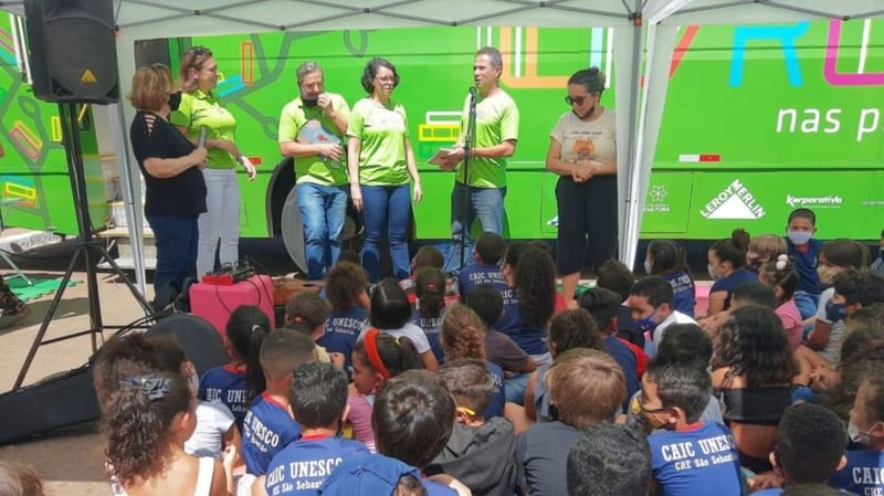 Ônibus do projeto Livros nas Praças, que fica em Goiânia até a próxima sexta-feira (15/4) | Foto: Reprodução Instagram