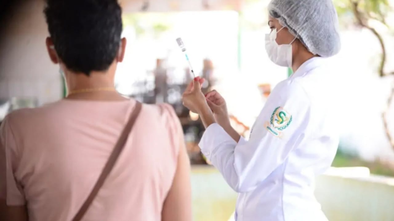Saúde convoca atrasados para dose de reforço da Covid-19 em Goiás
