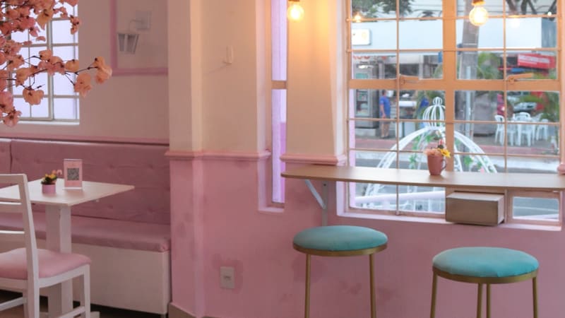Espaço interno da confeitaria Kacia Barros, que lembra um conto de fadas | Foto: Carla Falcão