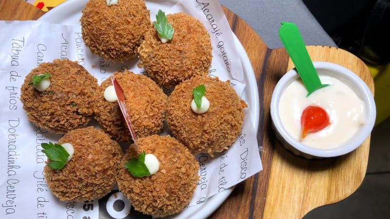 Petisco Bem Bolado de Rabada, do Bar do Dodô, recheado com rabada, agrião e queijo provolone | Foto: Carla Falcão