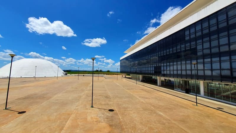 Prédio da Biblioteca do Centro Cultural Oscar Niemeyer, que receberá, em seu subsolo, duas salas de cinema vip da Rede CineX | Foto: Carlos Freitas