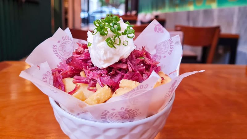 Batata frita com pastrami, um dos pratos que serão servidos no 1º Festival de Pastrami do Colombina Gastropub | Foto: Divulgação