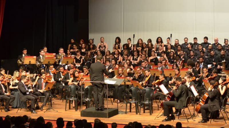 Orquestra Sinfônica Jovem de Goiás, que faz turnê na Alemanha, mas se apresenta no Teatro Escola Basileu França antes da viagem | Foto: Secom Goiás