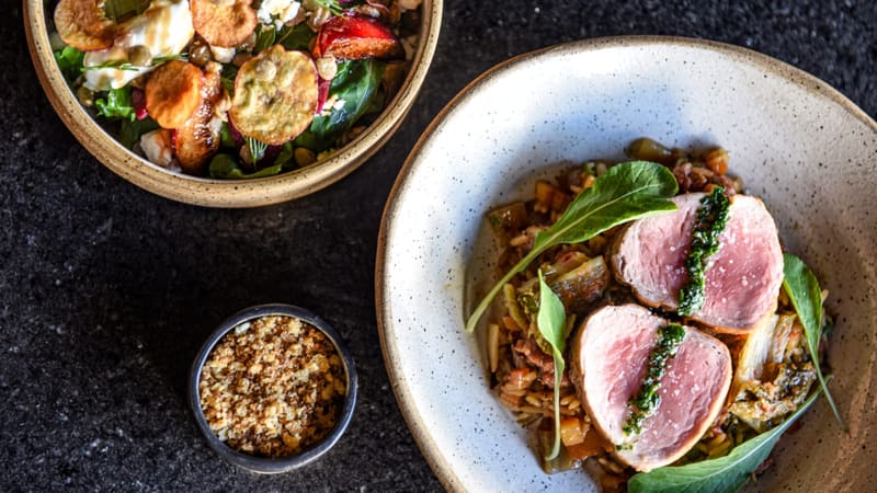 Prato Paz e Arroz, do Zimbro Cocktails & Co. Arroz de kimchi (conserva fermentada de legumes) com linguiça artesanal, escalopes de mignon suíno e farofa de abacaxi | Foto: Divulgação