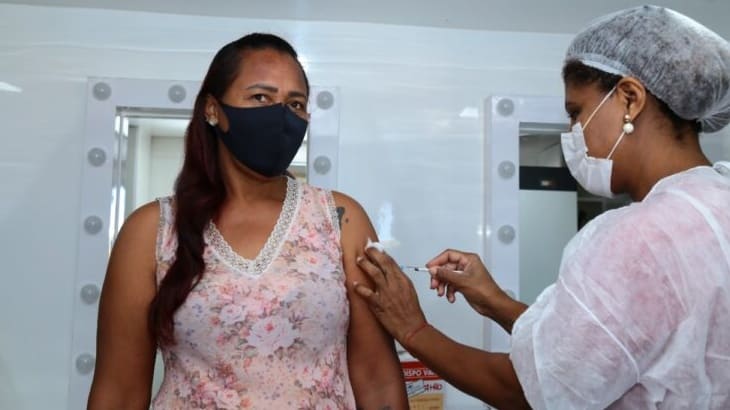 Mulher recebe vacina contra a Covid-19 em Aparecida. Cidade tem 39 locais para aplicação do imunizante | Foto: Enio Medeiros