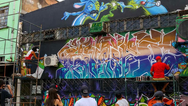 Um dos grafites sendo pintados no Beco da Codorna, no Centro de Goiânia, que irá receber uma ocupação cultural através do grafite, de 2 a 5 de junho | Foto: Marcos Aleotti