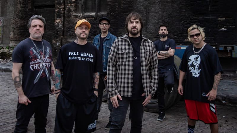 Banda será formada por Castanho, Britto, Heitor Gomes (baixo) e dois bateristas nos palcos: Bruno Graveto e Pinguim Ruas. Fechando o time, os vocais ficam por conta de Egypcio (Tihuana) | Foto: Divulgação
