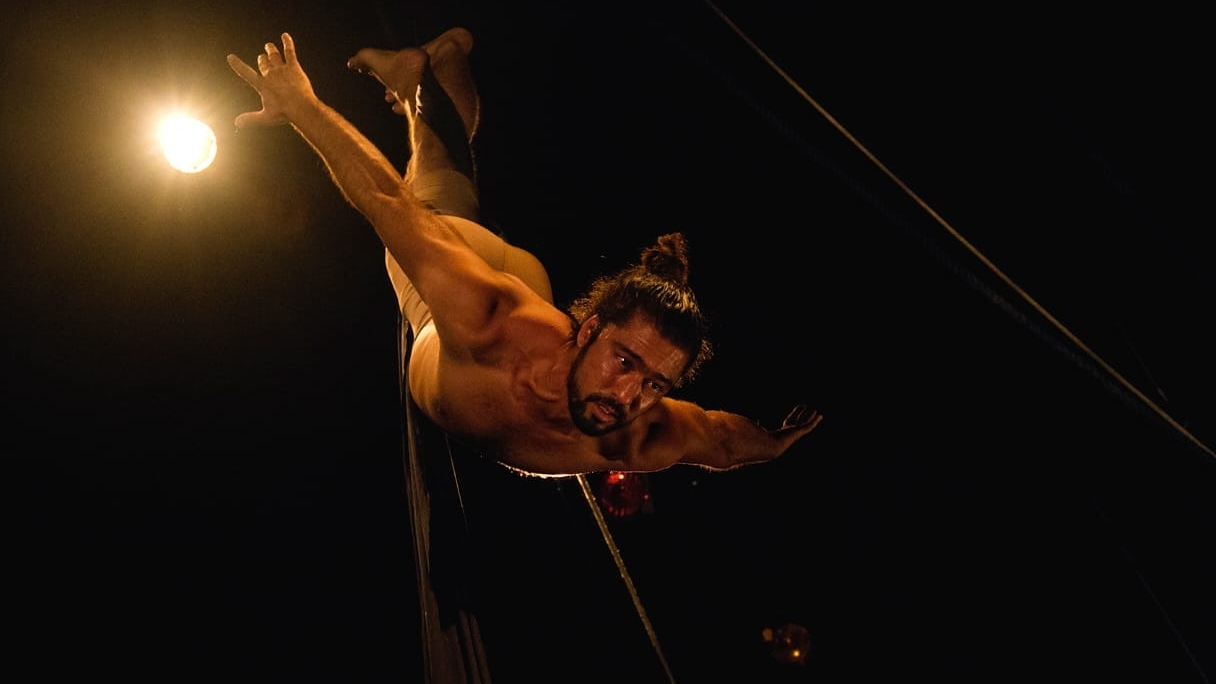 Teatro Goiânia recebe espetáculo Causos de Voos e Riscos
