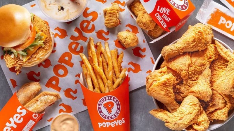 Alguns dos produtos vendidos na rede Popeyes, que tem foco nos frangos fritos | Foto: Divulgação