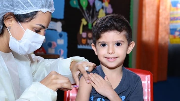 Criança é vacinada em Aparecida de Goiânia. Prefeitura tem o objetivo de ampliar imunização infantil na cidade | Foto: Enio Medeiros