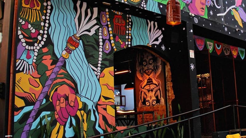 Mural no Shiva, que recebe eventos durante o fim de semana | Foto: Divulgação