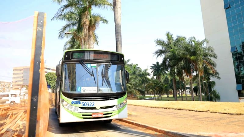 Ônibus da Companhia Metropolitana de Transportes Coletivos (CMTC) no anel interno da Praça Cívica | Foto: Daiany Pereira
