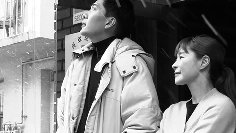 Cena de "Encontros", mais um grande exemplo de simplicidade e sensibilidade do premiado cineasta Hong Sang-soo | Foto: Divulgação