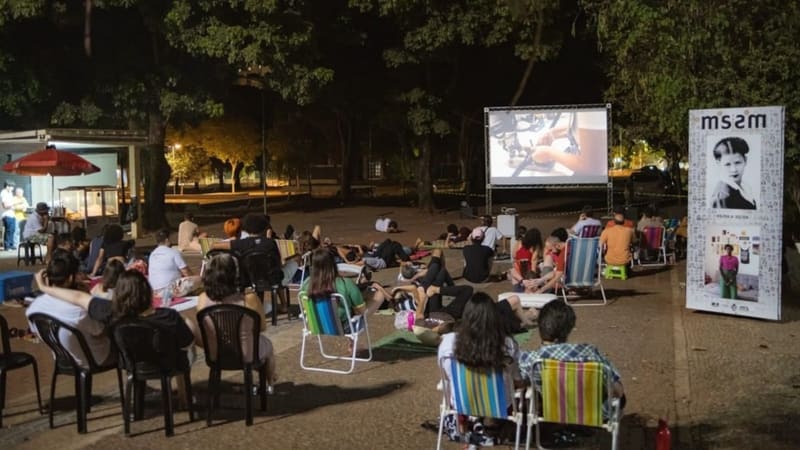 Foto da última edição do Cinealmofada, que mais uma vez acontecerá na Praça Cívica, no Centro de Goiânia | Foto: Instagram/Divulgação