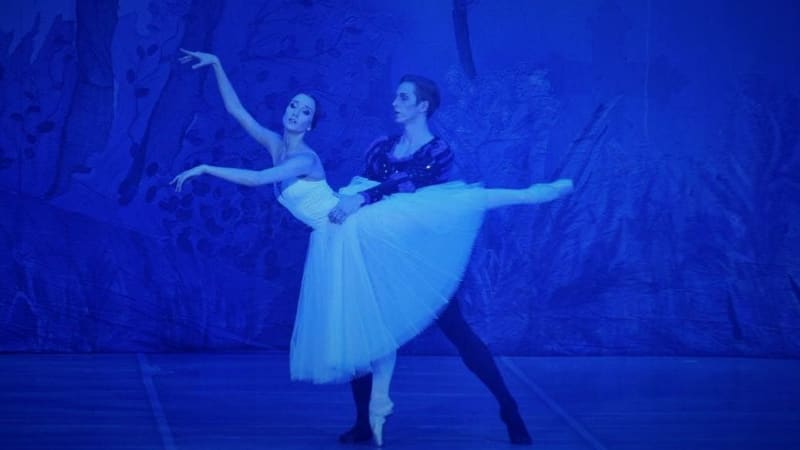 O espetáculo tem como convidados a primeira bailarina de São Paulo, Paula Penachio, e o primeiro solista do Teatro Mariinsky (Rússia), Alexander Saveliev | Foto: Divulgação