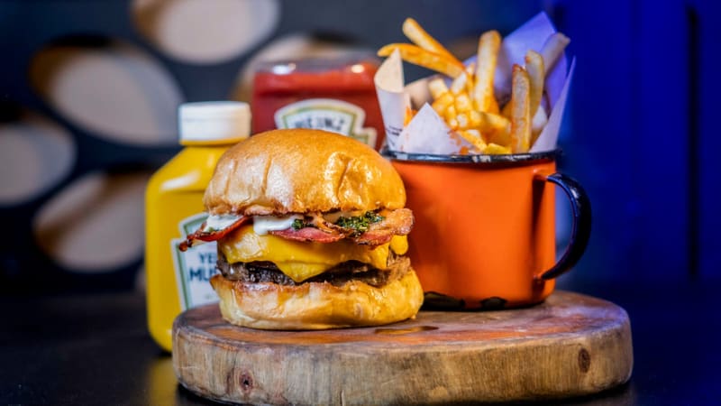Hambúrguer com batata de um dos participante do Burger Fest. Evento acontece em Goiânia pela segunda vez | Foto: Divulgação