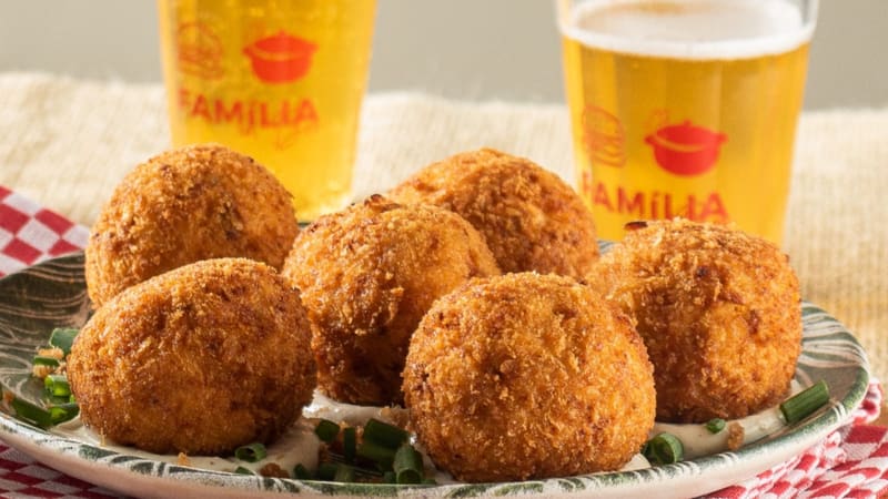 Croquete de frango com cheddar e bacon do Familia in Box, um dos participantes do Festival Bar em Bar 2022 em Goiás | Foto: Rogério Neves