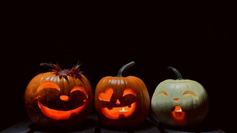 Algumas jack-o'-lantern, apelido em língua inglesa dado a uma abóbora iluminada feita como enfeite para o Halloween | Foto: Pixabay