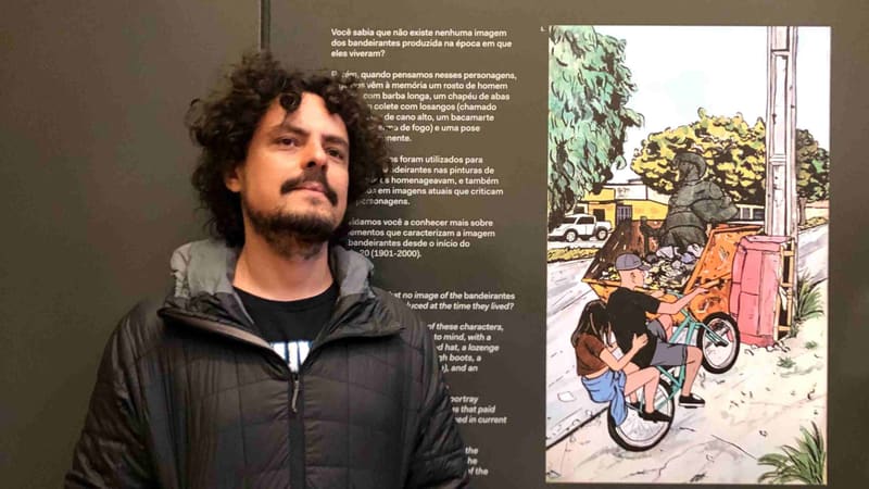 Artista goiano Diogo Rustoff com sua obra Fake Hero, que está no museu paulista | Foto: Divulgação