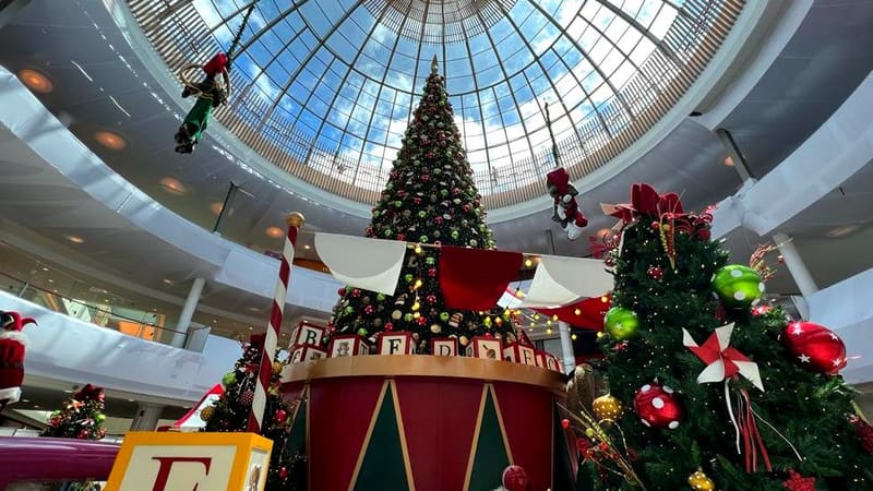 Decoração de Natal do Flamboyant Shopping. Local tem chegada do Papai Noel no próximo domingo (6/11) | Foto: Paula Falcão