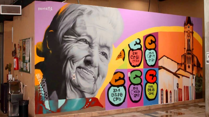 Mural da poetisa Cora Coralina, que dá nome ao espaço cultural, feita pelo artista Deneri | Foto: Secult Goiás