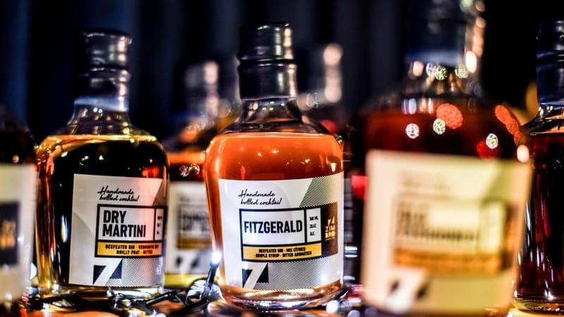 Cada garrafa tem 375ml e validade de 12 meses. Além disso, há a possibilidade de personalização, criação de kits exclusivos e embalagens especiais | Foto: TRE Fotografia