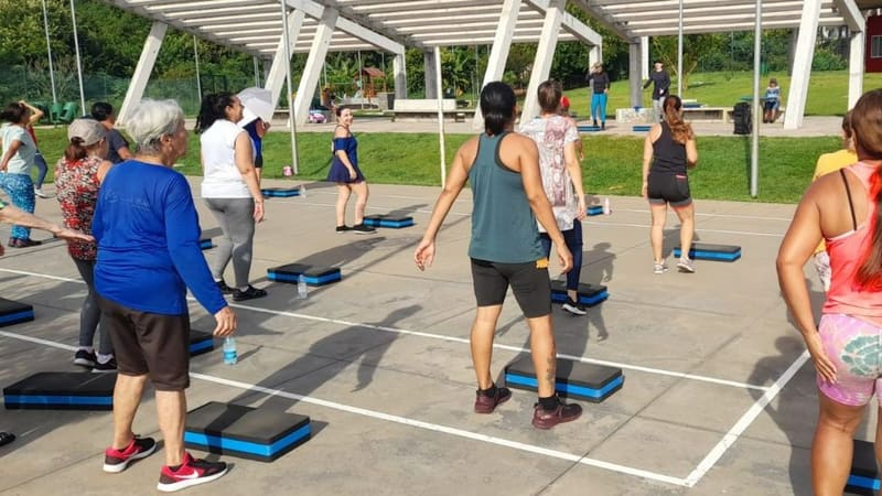 É possível fazer aulas de ginástica funcional, futsal, basquete, vôlei de quadra, tênis, natação, futebol soçaite, futebol, treinamento funcional (zumba), caminhada, pilates, esportes livres, taekwondo e jogos pré-desportivos em oito bairros e suas microrregiões | Foto: Secom Goiânia